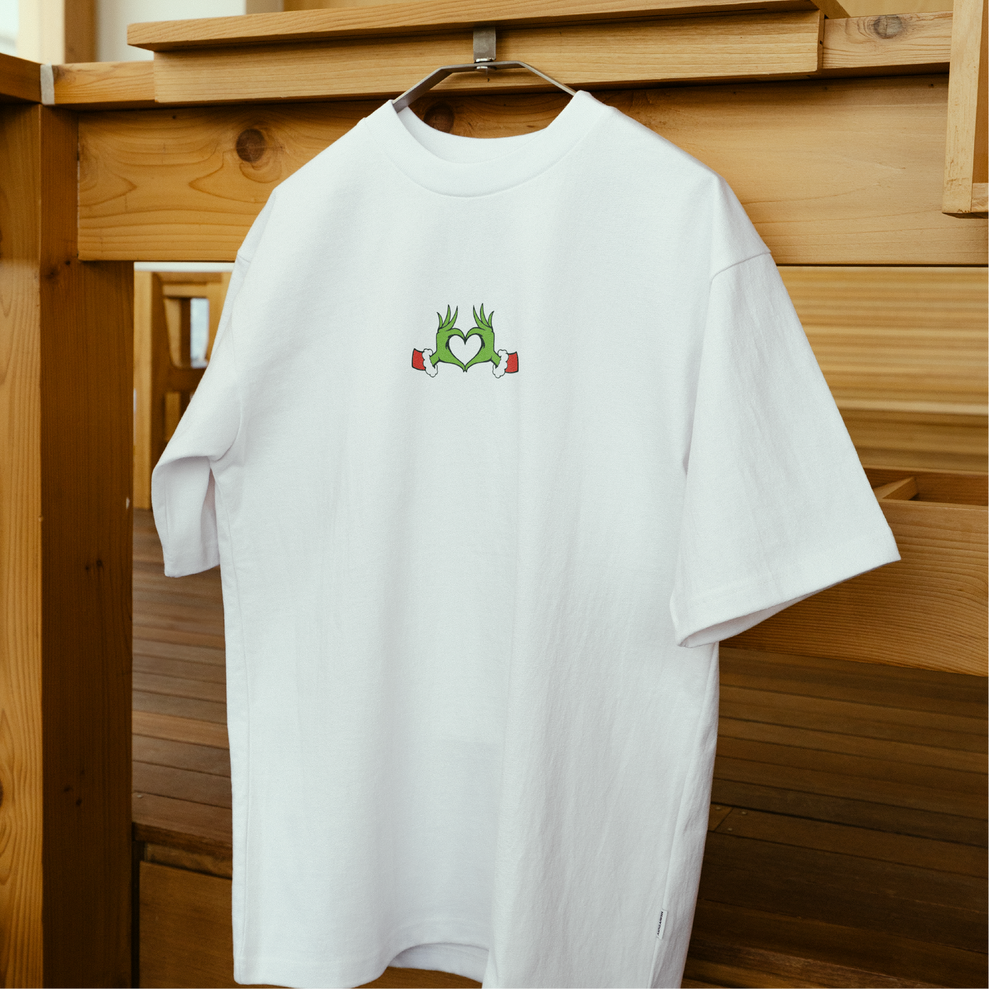 Camiseta Grinch Manitas Corazón