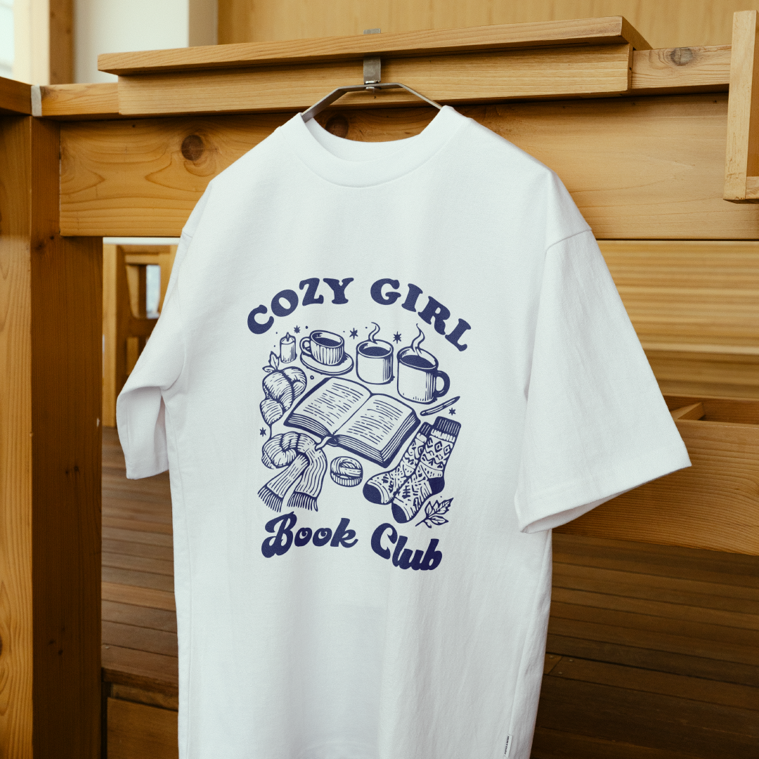 Camiseta Cozy Girl Book Club