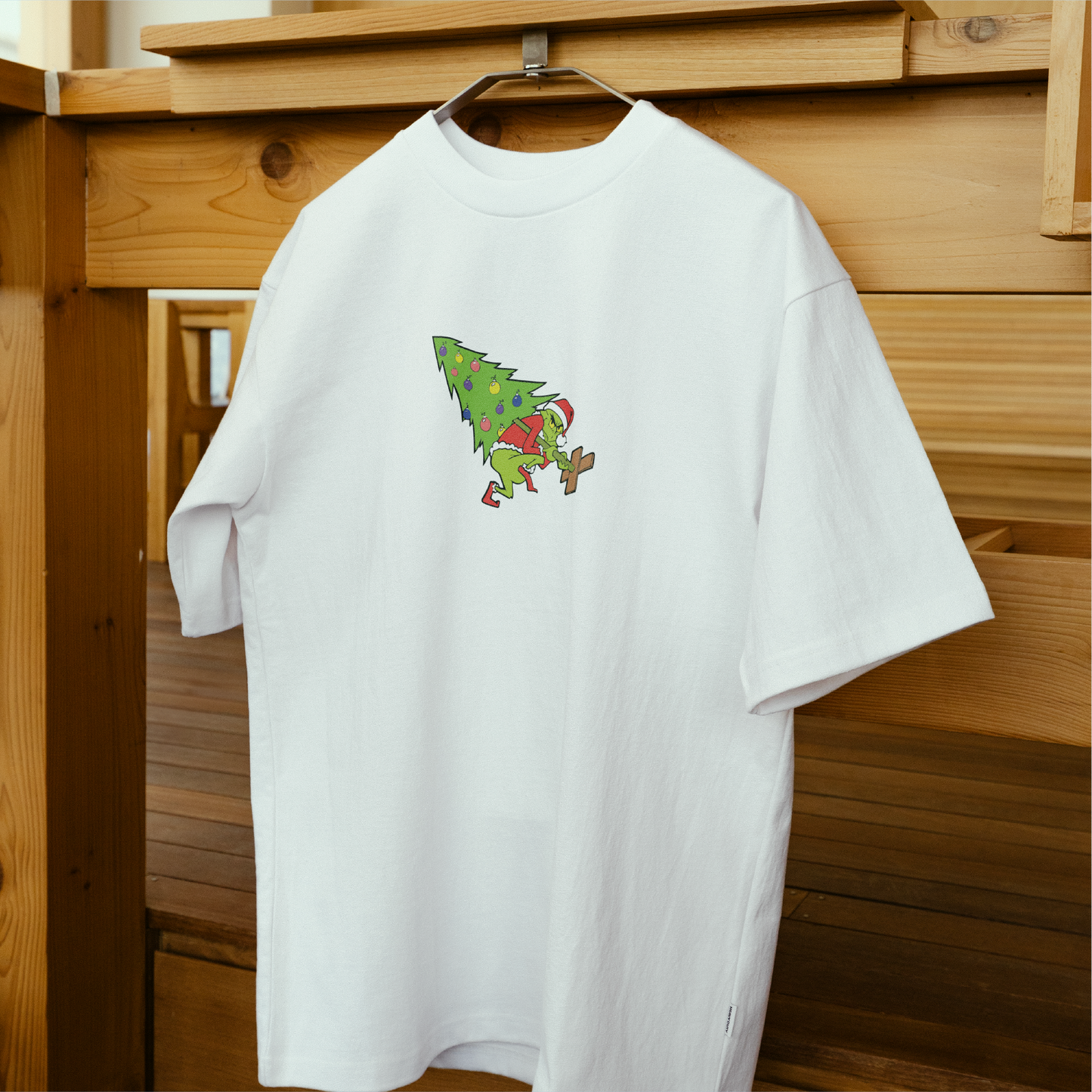 Camiseta Grinch Robando Arbolito